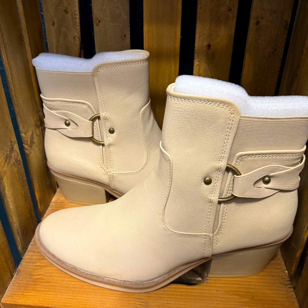 NWOT Adorable and comfortable tan boots